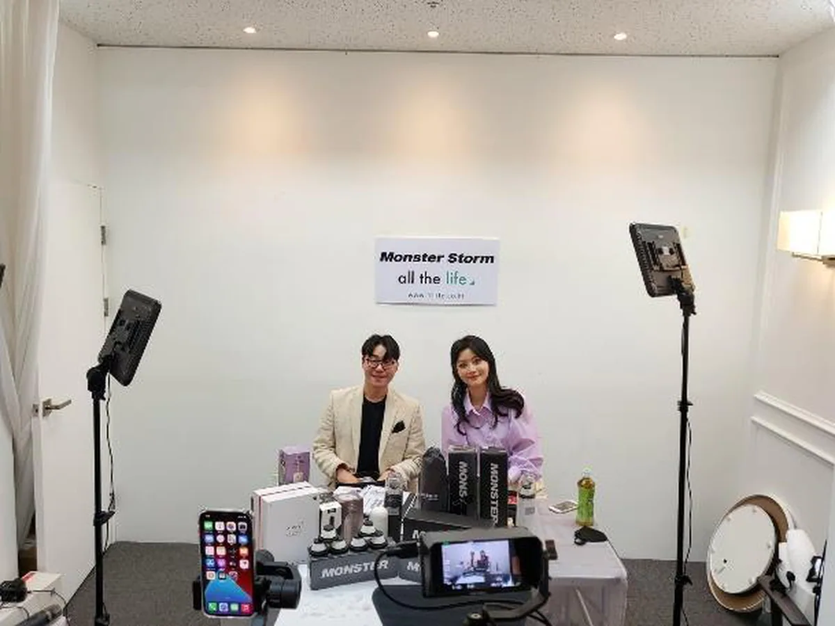 라이브커머스 방송 무대에서 제품을 소개하는 장면
